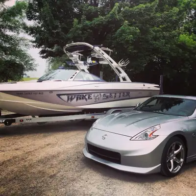 2011 Malibu Wakesetter VLX 22-foot wakeboard/surf boat 14-person capacity Indmar Monsoon 350HP engin...