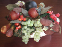 Plat décoratif en céramique avec fruits