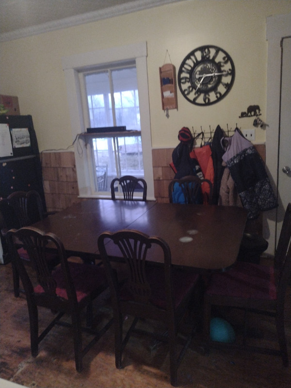 Grande table avec six chaises elle marque au chaud dans Mobilier de salle à manger et cuisine  à Sherbrooke