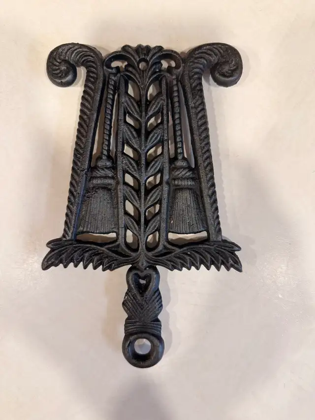 Iron Trivet in Home Décor & Accents in Ottawa - Image 2
