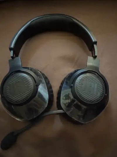 Immerse yourself in the game with these JBL Quantum 400 gaming headphones. headphones are new, they...