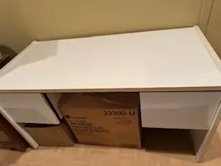 Bureau de travail propre et practique pour le télé-travail, avec 3 tiroirs, dont un tiroir de classe...