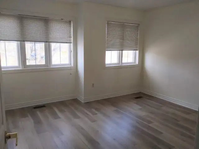 1 large bright upstairs bedroom- 3 min walk to UOIT in North Osh