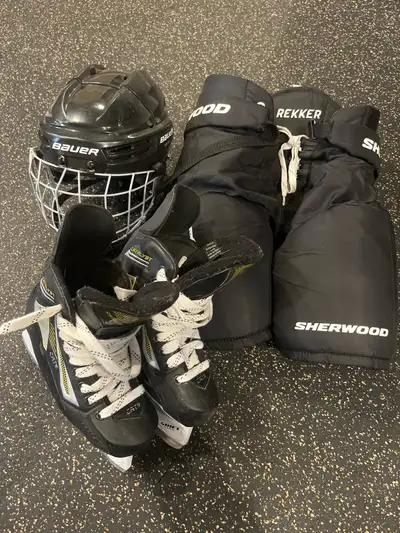 Bauer prodigy helmet, Sherwood pants and True 2.5 skates. Pants and skates used for 1 season now too...