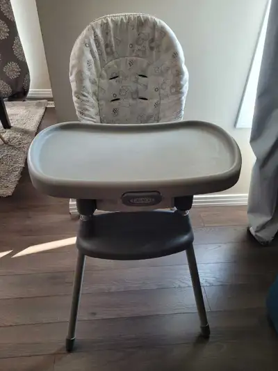 This is a Graco baby high chair, perfect for meal times! It’s designed to be sturdy and safe for you...