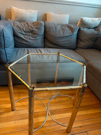 Table octogonale en métal et dessus en verre
