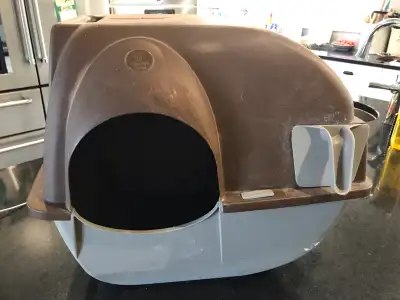 Roll ‘n’ clean litter box separates clumps from clean litter and deposits waste into the pull-out dr...