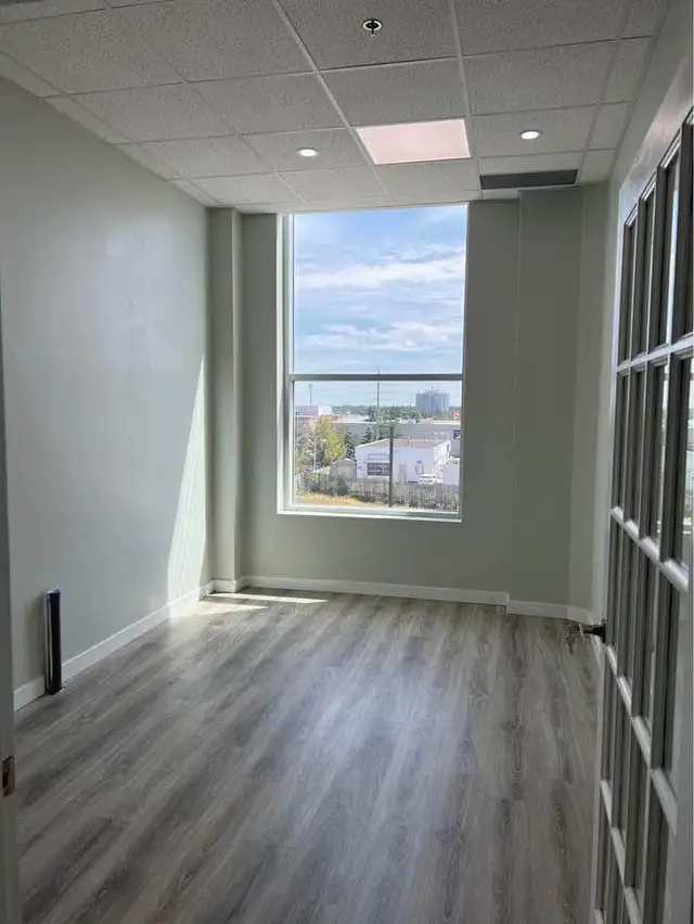 Shared Office/Treatment Room in Wellness Clinic in Commercial & Office Space for Rent in Mississauga / Peel Region - Image 9