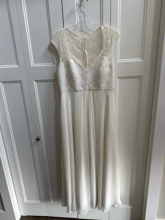 wedding dress in Wedding in Lethbridge - Image 2