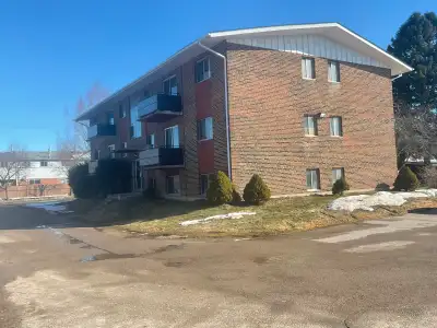 BORDEN/NORFOLK One bedroom,apartment , spacious unit. Heat, hydro, water, garbage pickup, one parkin...