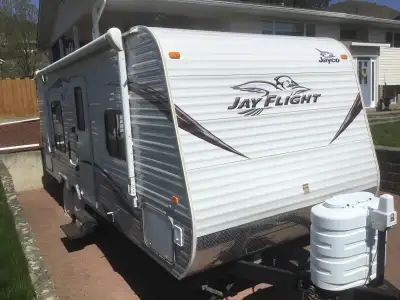 Model 22FB Jay Flight Well maintained Walk around queen bed and convertible dinette Fold down love s...