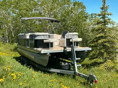 Selling my used Harris Flotebote Pontoon, complete with an easy loader trailer! This boat has seen s...
