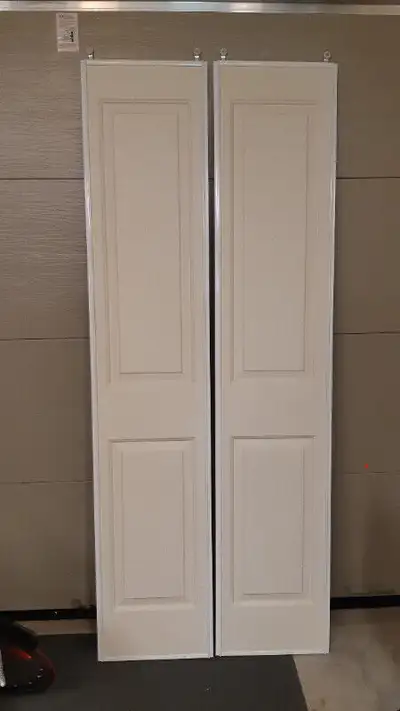 porte coulissante avec cadre blanc, avec les railles. fini apprêt. 78 x 16 pouces chaque panneau. Co...