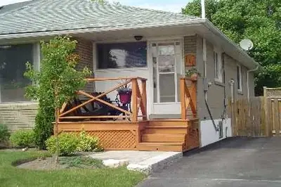 Major Intersection: Yonge Street & Davis Drive (Newmarket) • The apartment is not furnished • 3 Bedr...