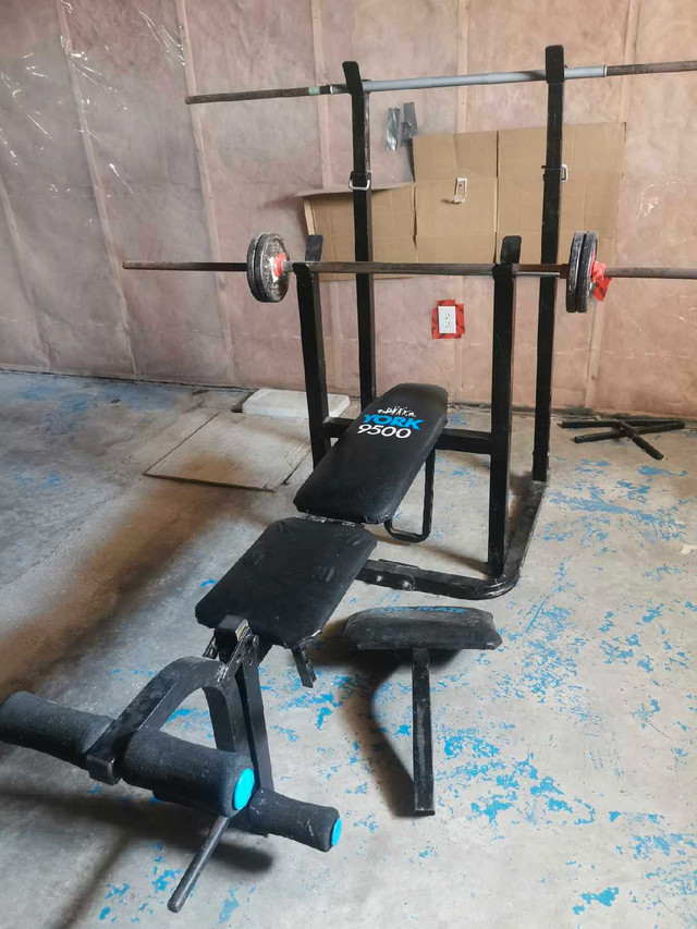 Weight bench with squat rack and bars in Exercise Equipment in Moncton - Image 2