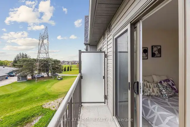 3 Bedroom Townhouse Overlooking Green space for Sale! in Condos for Sale in Oshawa / Durham Region - Image 3