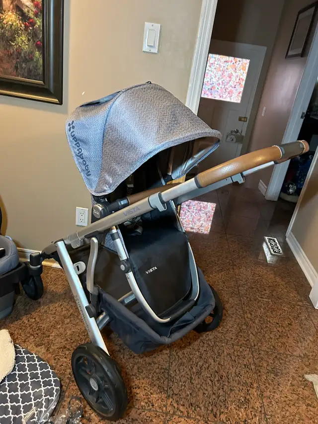Uppababy Vista stroller set . Clean as new  in Strollers, Carriers & Car Seats in Markham / York Region - Image 3