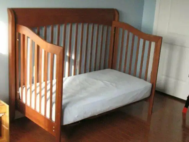 Baby crib, change table/Furniture Bedroom Set in Cribs in Peterborough - Image 7