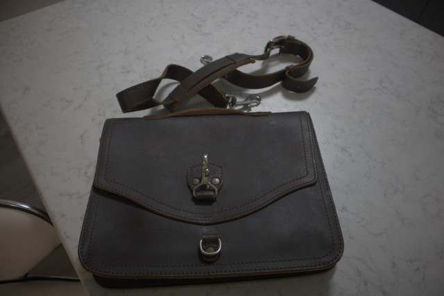 Saddleback Leather Dark Coffee Brown Satchel Messenger USED in Bags & Luggage in Oshawa / Durham Region - Image 4