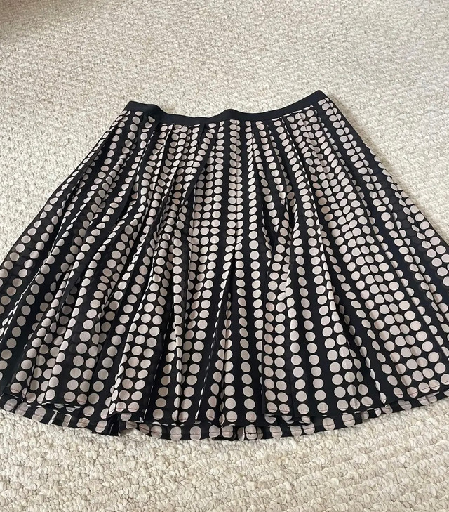 Authentic Tory Burch silk polka dot skirt in Women's - Dresses & Skirts in Oakville / Halton Region - Image 2