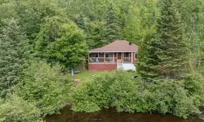Chalet bord de l’eau – Mandeville 274 000 $ | Clé en main | Intimité totale Offrez-vous un véritable...