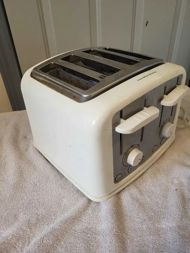 Hamilton Beach 4-Slice Toaster in Toasters & Toaster Ovens in Winnipeg - Image 5
