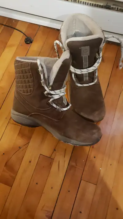 Merrell winter boots / women ,Size 7 in excellent condition, View more