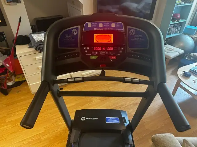 Horizon T202-4 Folding Treadmill in Exercise Equipment in Markham / York Region - Image 4