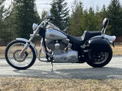 2004 Harley Softail Standard, 88 cubic inch, carburated, engine is stock, very low km at 27000. This...