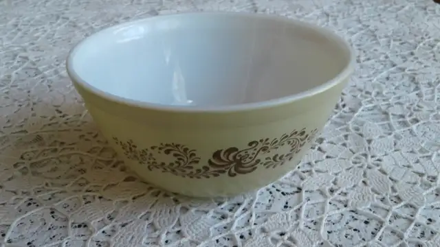 Selection of Vintage Pyrex Bowls, Etc in Kitchen & Dining Wares in New Glasgow - Image 6