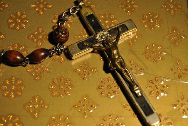 Antique Wooden Bead Crucifix Rosary in Arts & Collectibles in Vancouver - Image 3