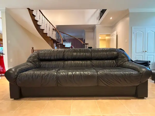 Vintage black 3-seater leather sofa in Couches & Futons in Mississauga / Peel Region - Image 4