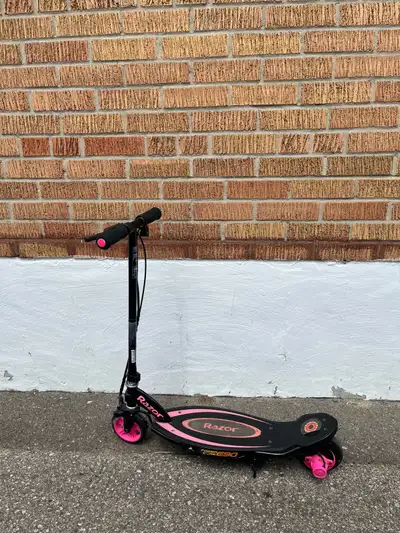 Pick up near Islington and Steeles Comes with charger and brand new battery We have a green one as w...