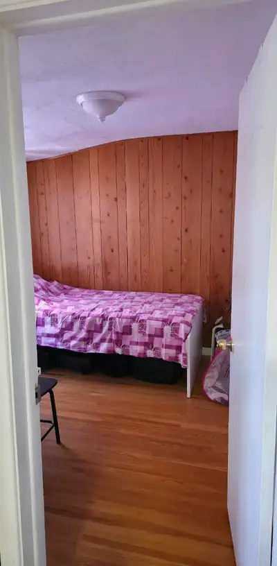 Private Room Available – Oct 1st | 5 Min Walk to Kennedy Station *ONLY AVAILABLE FOR FEMALES * Brigh...