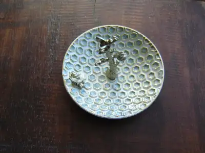 Idéal pour vos bague ou comme objet de décoration. pour les amoureux des abeilles. Beaucoup de petit...