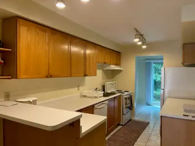 Location: Townhouse near campus (short commute + super convenient area) ️ Availability: May – August...