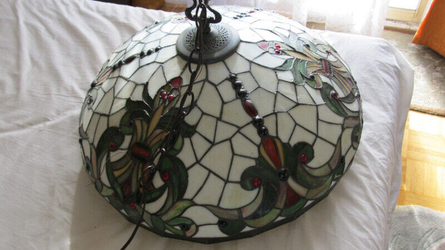 Beautiful hand crafted Tiffany style stained glass chandelier. in Arts & Collectibles in Oakville / Halton Region - Image 4