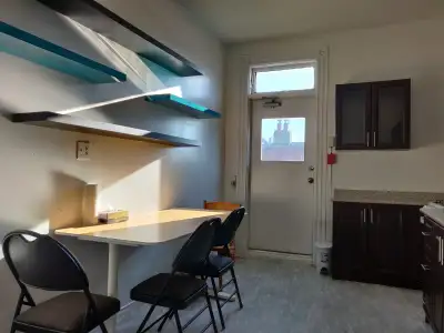 3-Bedroom Downtown Apartment - For STUDENT Rent