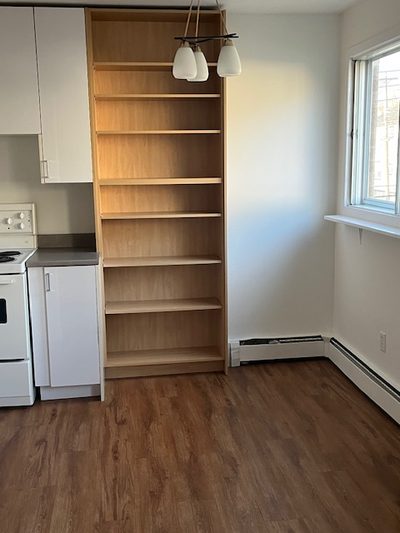 Short walk to Sullivan's Pond, Saturday Farmer's Market, Sportsplex Long term tenants, quiet buildin...