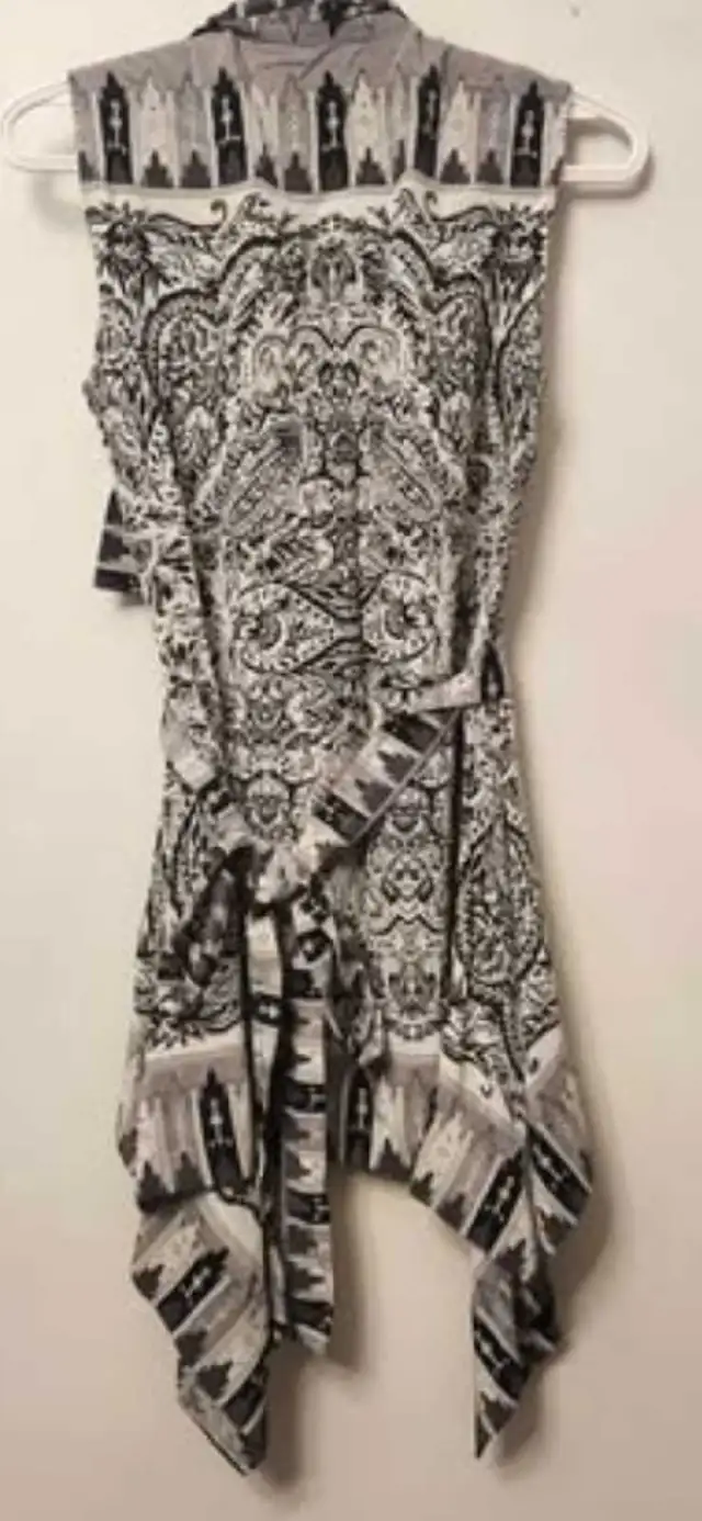 BCBG MAX AZRIA Women's Silk Sleeveless Blouse in Women's - Tops & Outerwear in Oakville / Halton Region - Image 6
