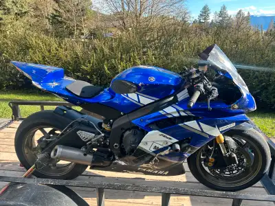 2008 Yamaha R6 10000 km, race fairings, billet cam tensioner, woodcraft clipons, woodcraft GP shift...