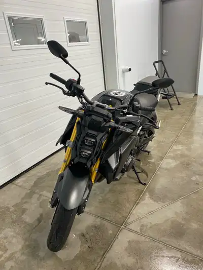 Magnifique sportive routière très performante et maniable toujours entretenue et balance de garantie...