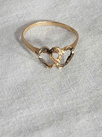 10k Gold Ring with 2 Hearts 1.03g approx 17.5mm or Size 7.5
