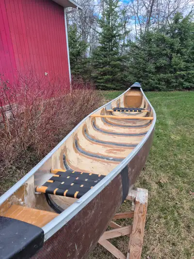 15.5 ft KEVLAR canoe. Rocky Mountain Cruiser made by Hummingbird Canoe co. in Calgary. Very tuff, ve...