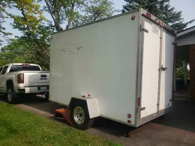 All aluminium frame and box Single axel with brakes (rare) Barn doors (72.5" H clearance) Inside Cei...