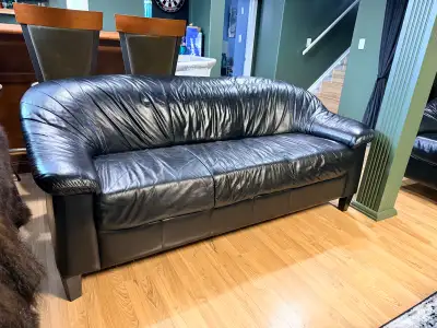 Beautiful matching Palliser leather sofa and loveseat, originally purchased from Sofa Land. Classic...