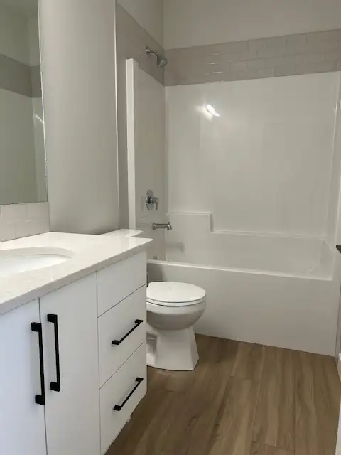 SYLVAN LAKE AB. NEW WALKOUT DUPLEX ON HUGE LOT IN 45+ CLOSE63782602080131124