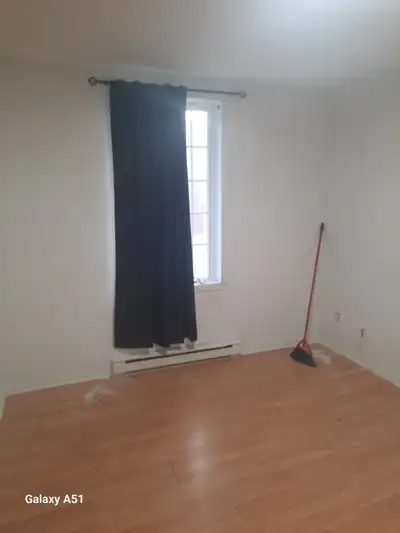 chambre a louer a Limoilou, UN ANIMAL PERMIS, 4 1/2, 2e etage. Je suis un homme 48 ans, electricien,...