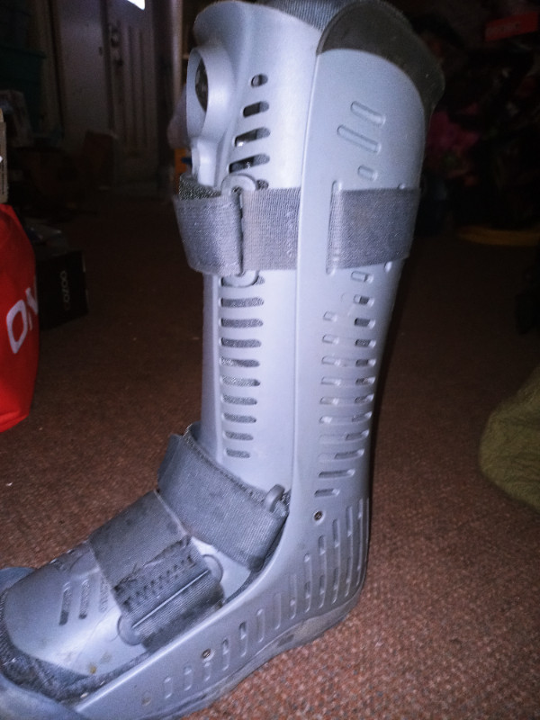 OSSUR  AIR CAST BOOT in Health & Special Needs in Sarnia - Image 2