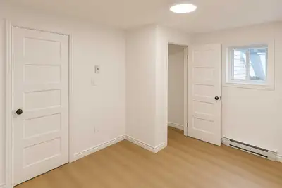4 1/2 situé dans un quartier calme et familial, à proximité de tous les services et commodités. Empl...